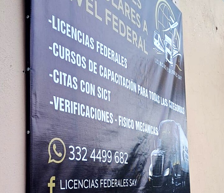 Lona exterior con identidad de Licencias Federales SAY