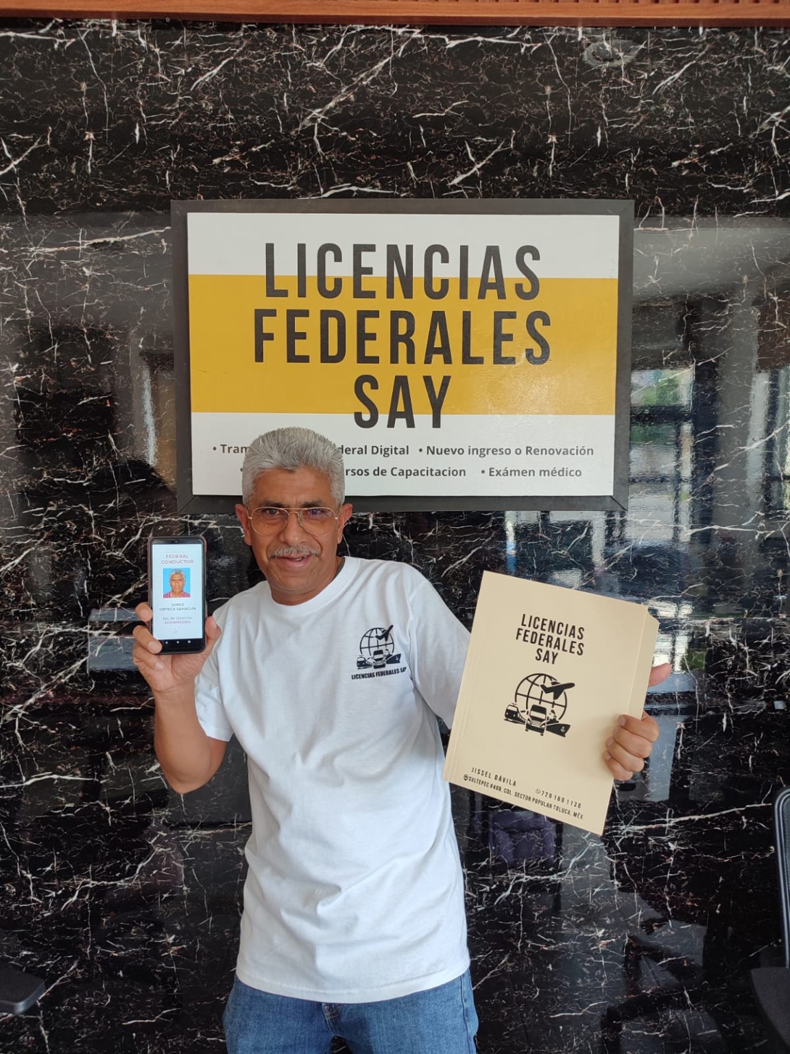 Operador mostrando licencia digital y carpeta de Licencias Federales SAY