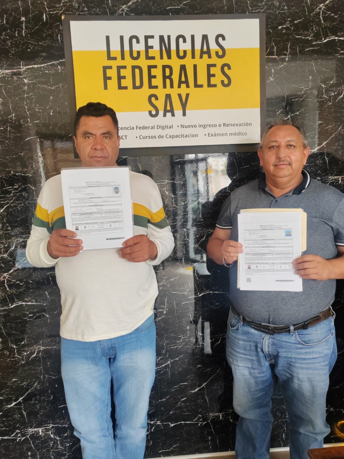 Dos operadores mostrando documentación